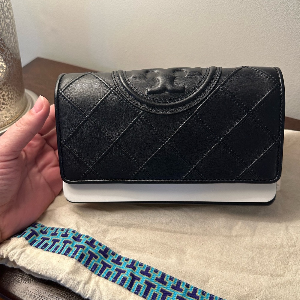 NWT Tory Burch - Fleming Crossbody with Gold Chain - Picture 10 of 16